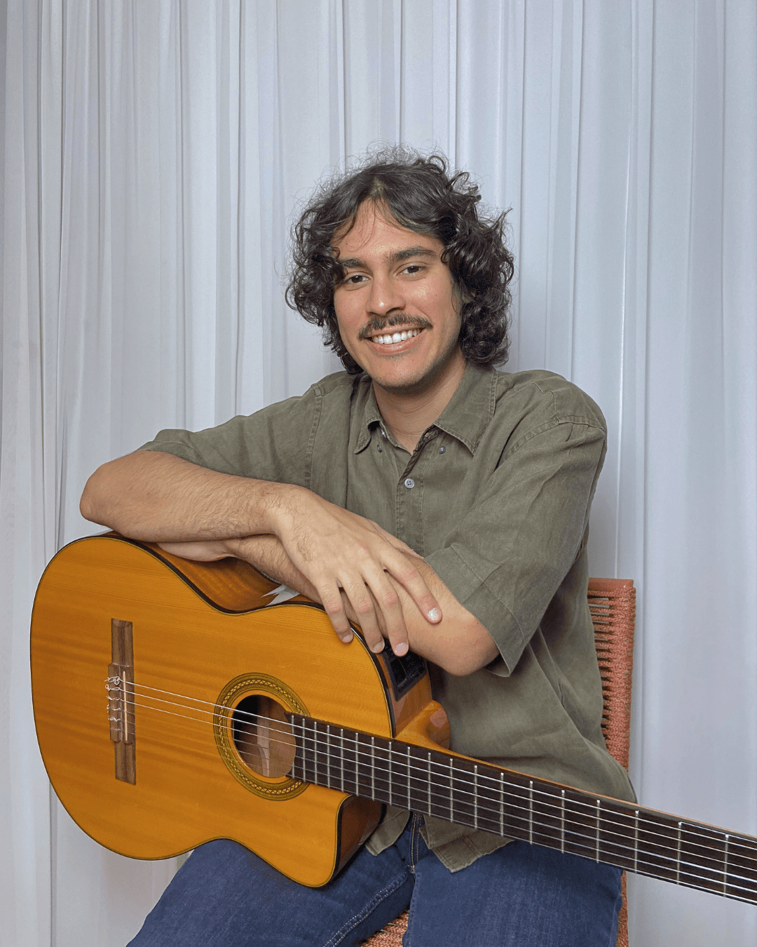 Prof. Artur Guerra com violão no Espaço Prof. Artur Guerra